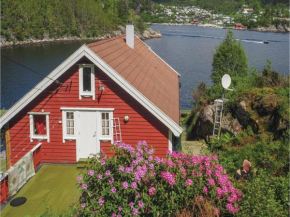 Three-Bedroom Holiday Home in Hervik
